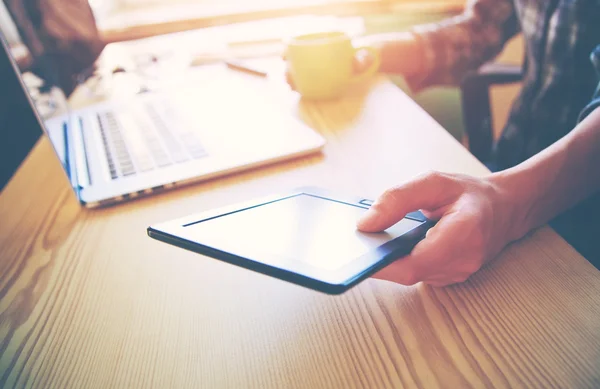 Mani con tablet, caffè e laptop a tavola — Foto Stock