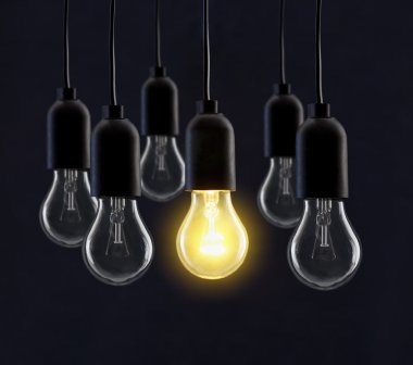 Siyah arka plan üzerinde ampul lambalar