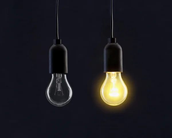 Лампи лампочки на чорному тлі — стокове фото
