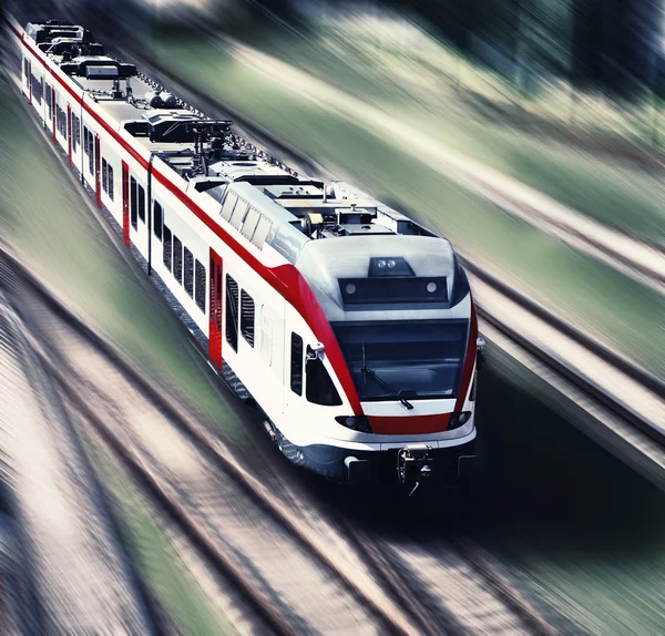 Hochgeschwindigkeitszug in Bewegung verschwimmt — Stockfoto