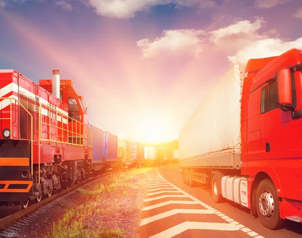 Train de marchandises et camion comme concept de transport — Photo