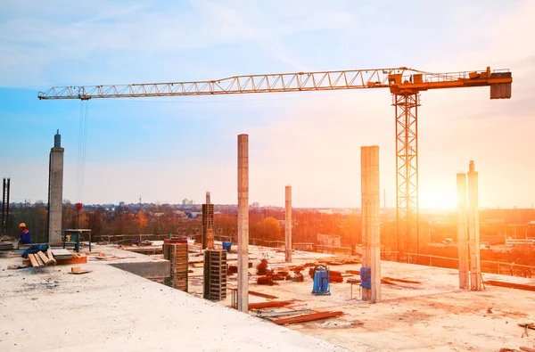 Grúa torre en el sitio de construcción a la luz del sol de la mañana — Foto de Stock