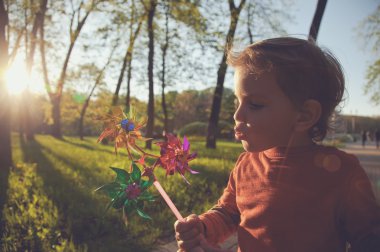 Güneş Rüzgar tekerlek üfleme hoş çocuk portresi