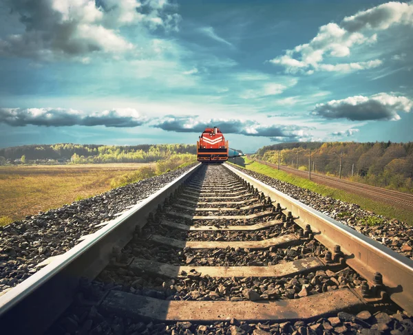 Железная дорога с грузовым поездом — стоковое фото