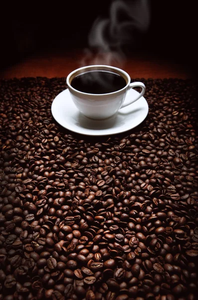 Egy csésze kávé babbal — Stock Fotó