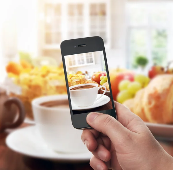 Mano con smartphone tomando foto de comida de desayunos frescos y saludables — Foto de Stock