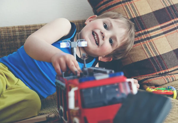 Băiat drăguț joc cu jucării — Fotografie, imagine de stoc