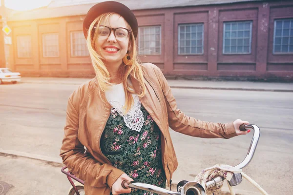 Fröhliche Frau mit Fahrrad in der Morgensonne — Stockfoto