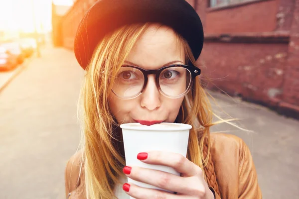 Stilvolle Frau in Gläsern, die Kaffee in der Morgensonne trinkt — Stockfoto