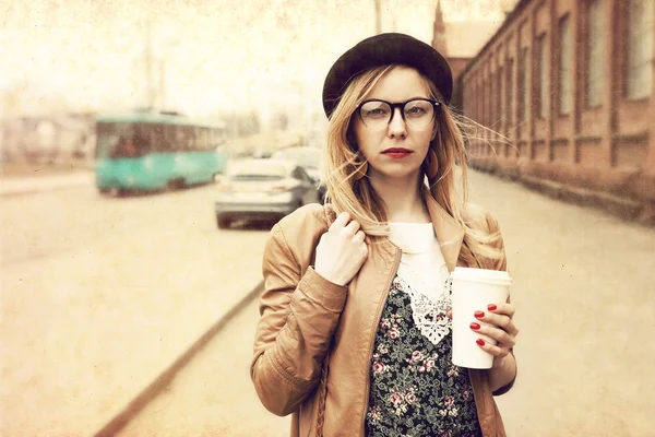 Mujer con estilo en la calle bebiendo café de la mañana. Papanicolau — Foto de Stock