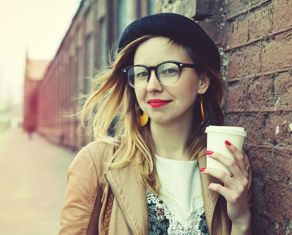 朝のコーヒーを飲みながら通りにスタイリッシュな女性 — ストック写真