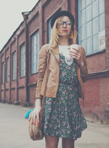 Stilvolle Frau auf der Straße trinkt Morgenkaffee. — Stockfoto