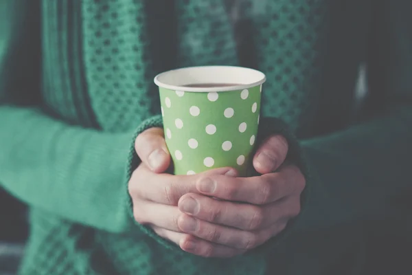Hænder holder papir kop med take-out kaffe - Stock-foto