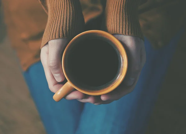 Tazza di caffè in mani — Foto Stock