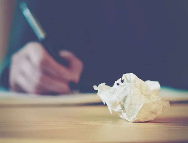 Papierkugel beim Schreiben — Stockfoto