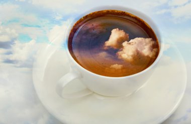 Çift pozlama. Kahve ile sabah gündoğumu manzara