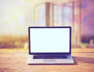 Laptop ile boş perde ahşap Komiteler masada boşaltmak için