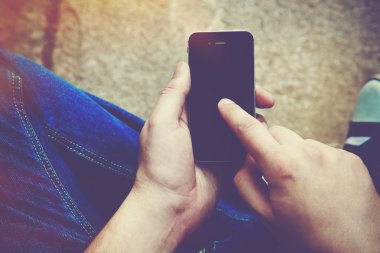 bir telefon mesaj smartphone uygulaması üzerinde kullanarak eller