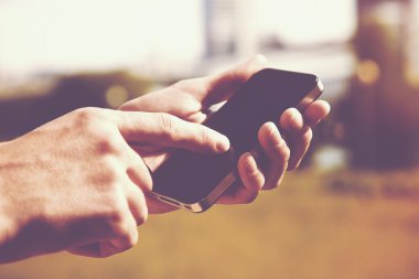 bir telefon mesaj smartphone uygulaması üzerinde kullanarak eller