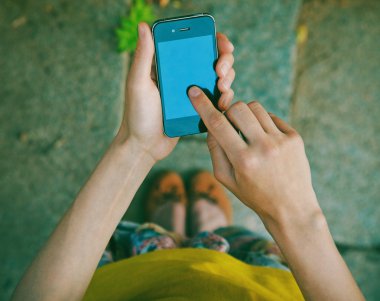 bir telefon mesaj smartphone uygulaması üzerinde kullanarak eller