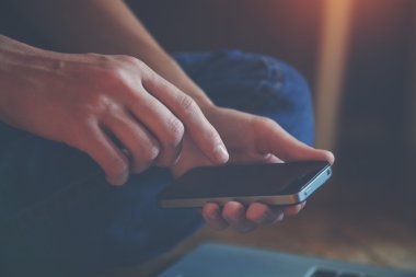 akıllı telefon app kullanarak veya yazarak dokunmatik ekran ile holding eller