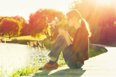 Fincan çay ya da kahve yaz sahilde zevk ile gülümseyen kız 