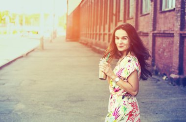 sabah sokak yürüyüş muzlu süt ile oldukça gülümseyen kız