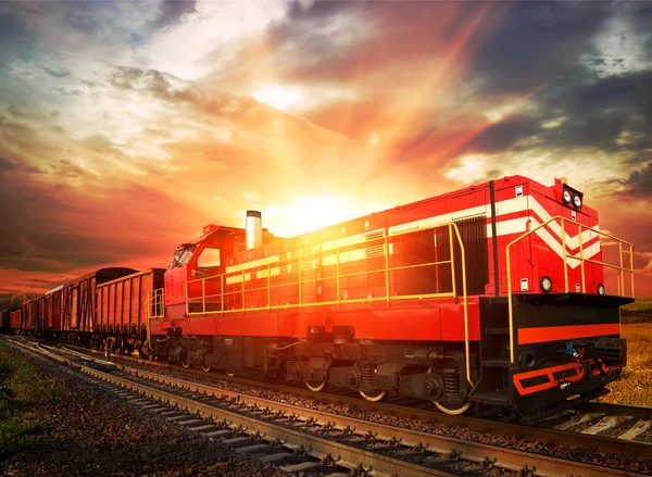 Trem de carga na luz solar da manhã — Fotografia de Stock