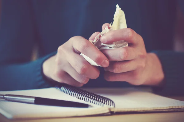 Mãos arrancando a folha de papel e fazendo bola de papel — Fotografia de Stock