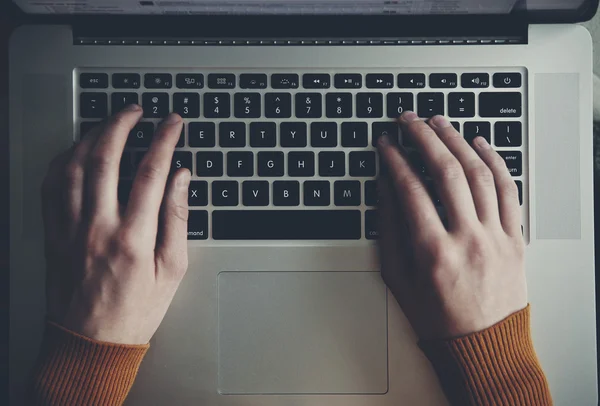 Manos con el ordenador portátil escribiendo — Foto de Stock