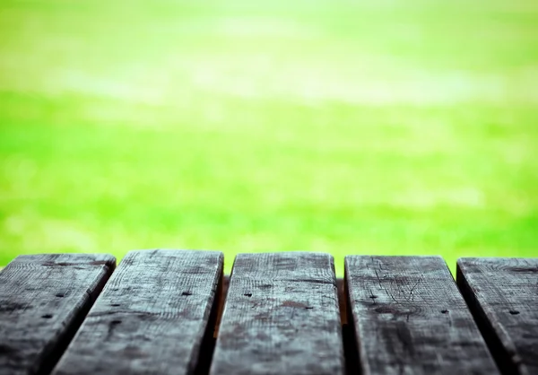 Tábuas de madeira de mesa sobre fundo verde natural — Fotografia de Stock