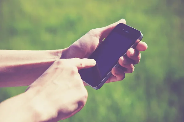 Manos usando un teléfono de mensajes de texto en la aplicación del teléfono inteligente — Foto de Stock