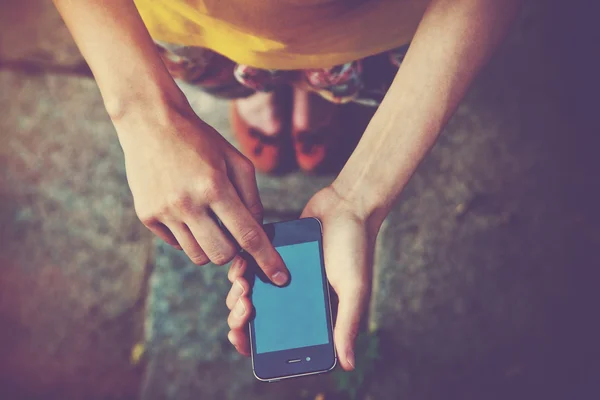 Händer med en telefon textning på smartphone app — Stockfoto