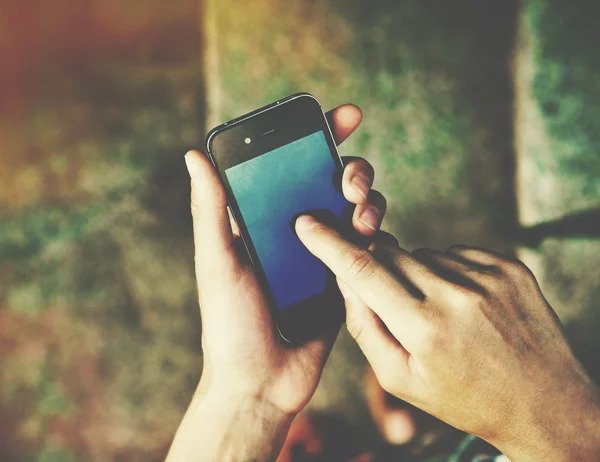 Händer med en telefon textning på smartphone app — Stockfoto