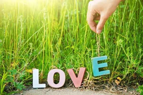 A palavra Amor com letras multicoloridas de madeira — Fotografia de Stock