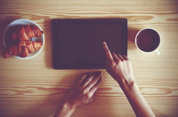 Manos sosteniendo pc tableta digital con café de la mañana — Foto de Stock