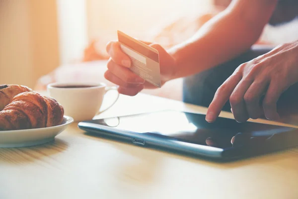 Mãos segurando cartão de crédito e usando tablet digital pc — Fotografia de Stock