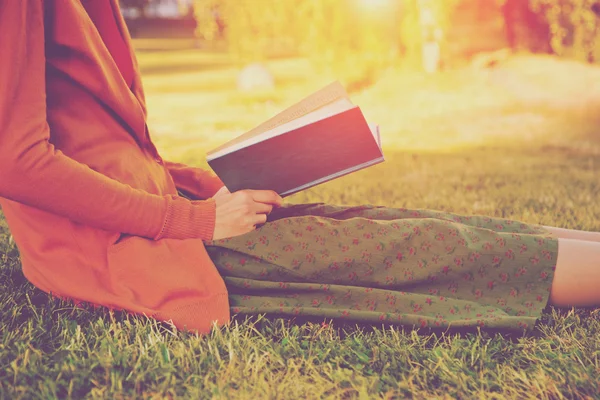 Meisje lezing boek bij park in zomer licht — Stockfoto