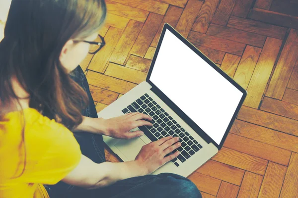 Flicka med laptop och att skriva. Tom vit skärm för text — Stockfoto