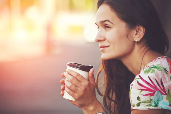 可愛い女の子が朝のコーヒーを飲みながら通りに座って — ストック写真