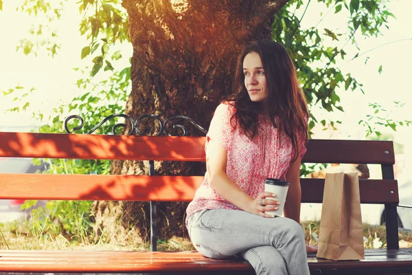 Gadis cantik duduk di bangku dengan kopi pagi — Stok Foto