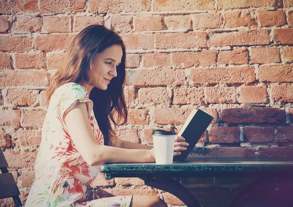 Chica sentada en la terraza de verano en la calle con café de la mañana — Foto de Stock