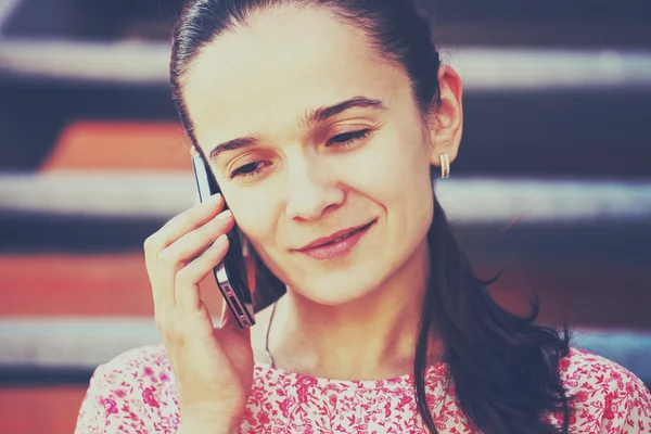 Uśmiechający się ładna dziewczyna wywołującego telefon i mówić — Zdjęcie stockowe