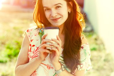 sabah kahve ile sokakta yürürken gülümseyen güzel kız