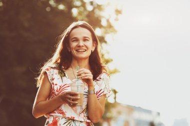 sabah sokak yürüyüş muzlu süt ile oldukça gülümseyen kız