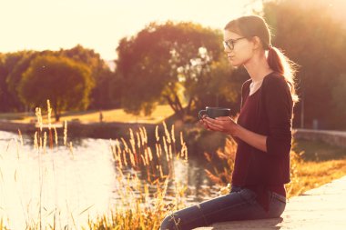 Fincan çay ya da kahve yaz sahilde zevk ile gülümseyen kız 