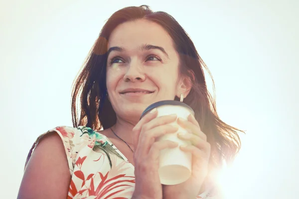 Χαμογελώντας όμορφο κορίτσι με τον πρωινό καφέ στο φως του ήλιου — Φωτογραφία Αρχείου