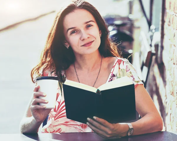 Lächeln Mädchen sitzt auf Sommerterrasse in der Straße mit Morgen co — Stockfoto