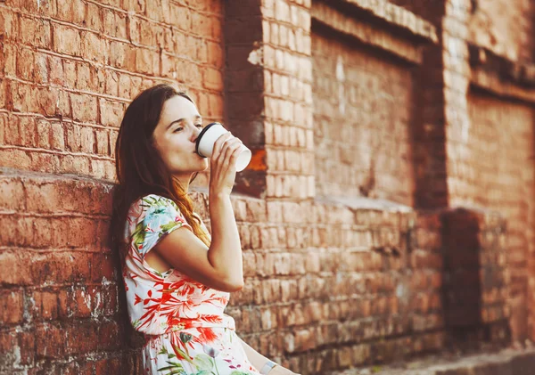 Bella ragazza bere caffè del mattino — Foto Stock