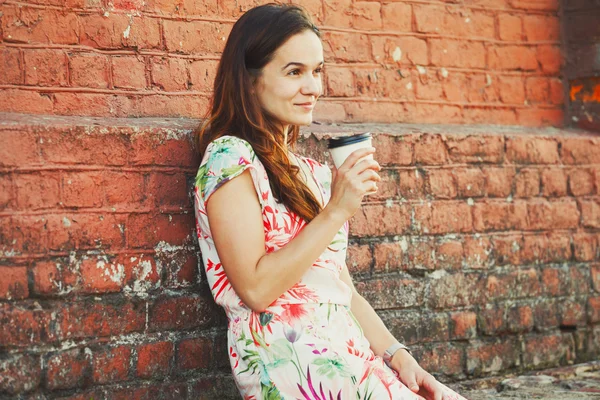 Pretty girl sitting in street with morning coffee — Stock Photo, Image